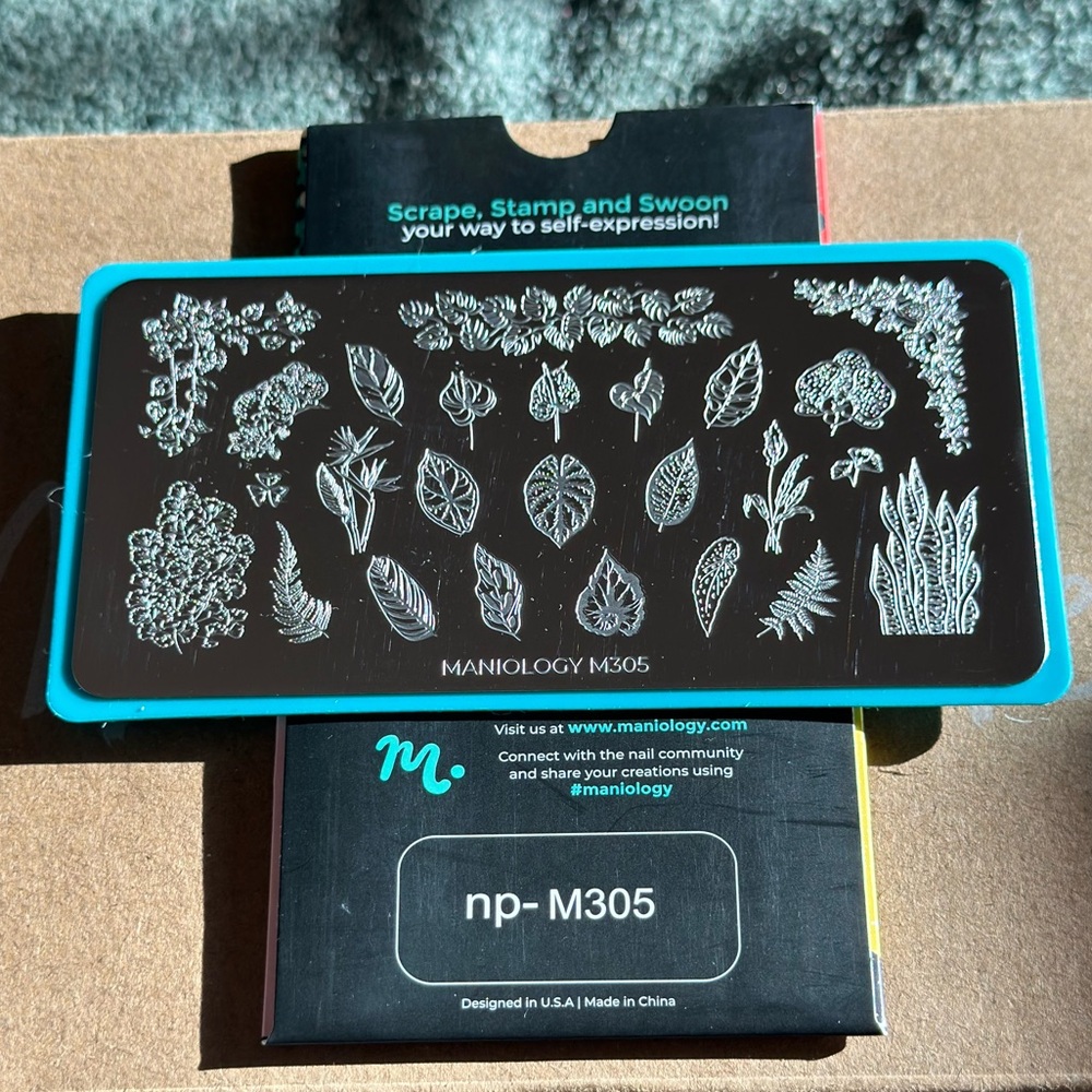 Maniology botanical nail stamping plate w/sleeve m305. Discontinued!